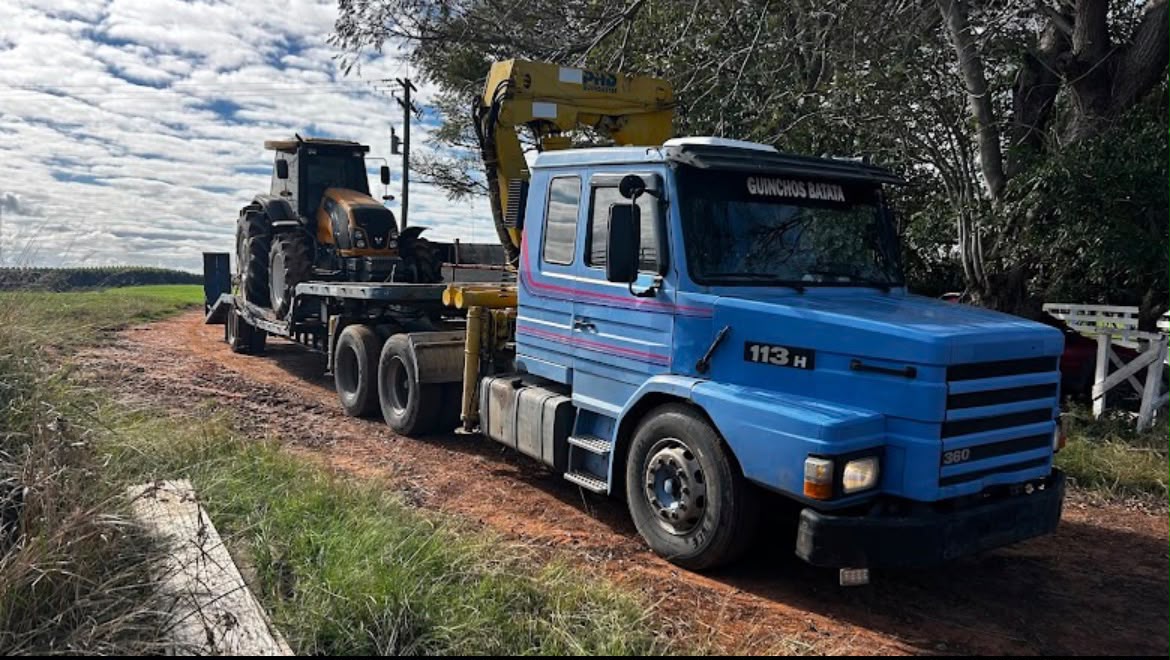 Guincho transportando máquina agrícola