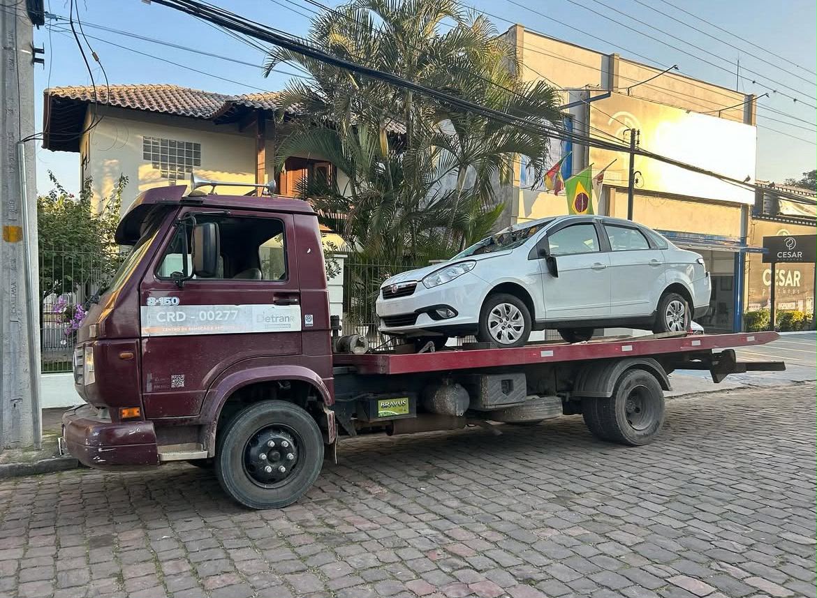 Guincho plataforma transportando carro